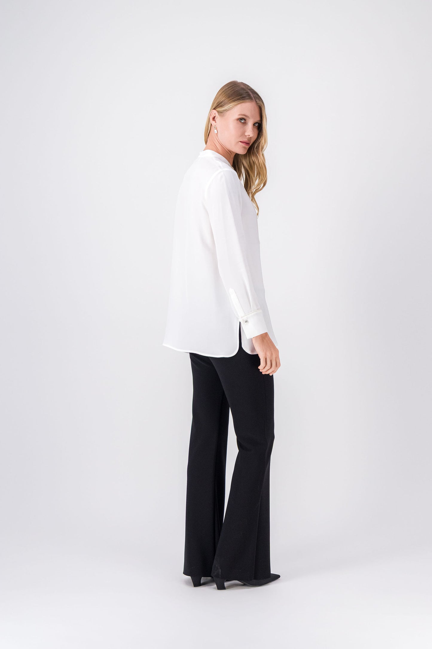 Chemise blanc cassé en soie, style sobre et raffiné pour bureau ou soirée.