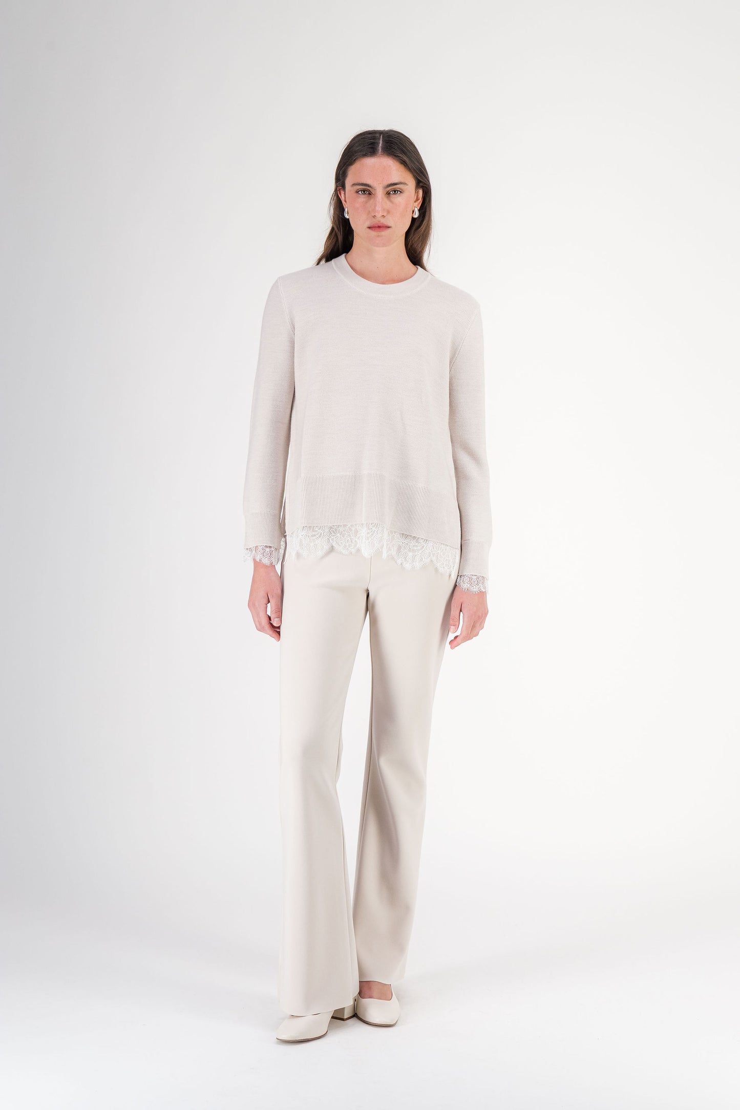 Pull long à col rond en laine mérinos avec dentelle béton