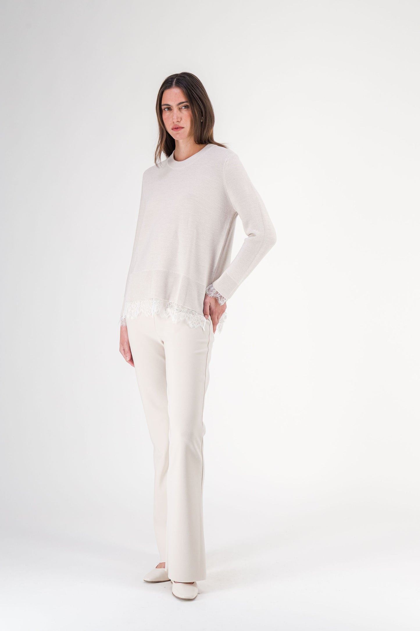 Pull long à col rond en laine mérinos avec dentelle béton