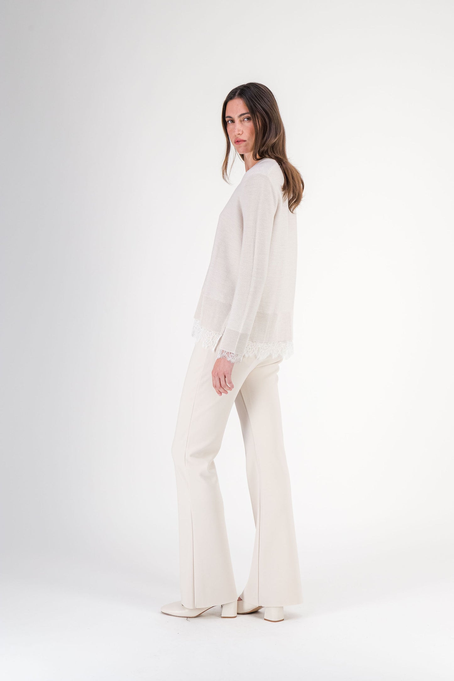 Pull long à col rond en laine mérinos avec dentelle béton