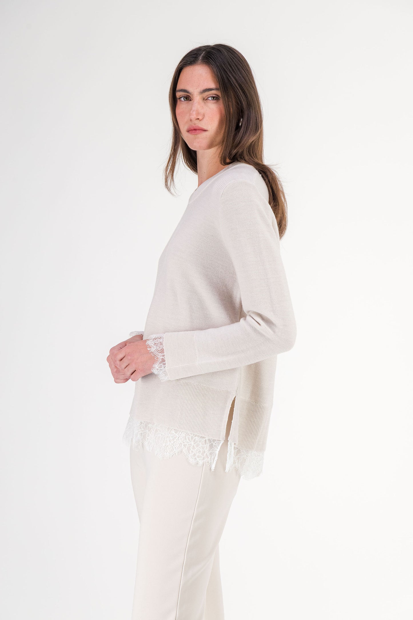 Pull long à col rond en laine mérinos avec dentelle béton
