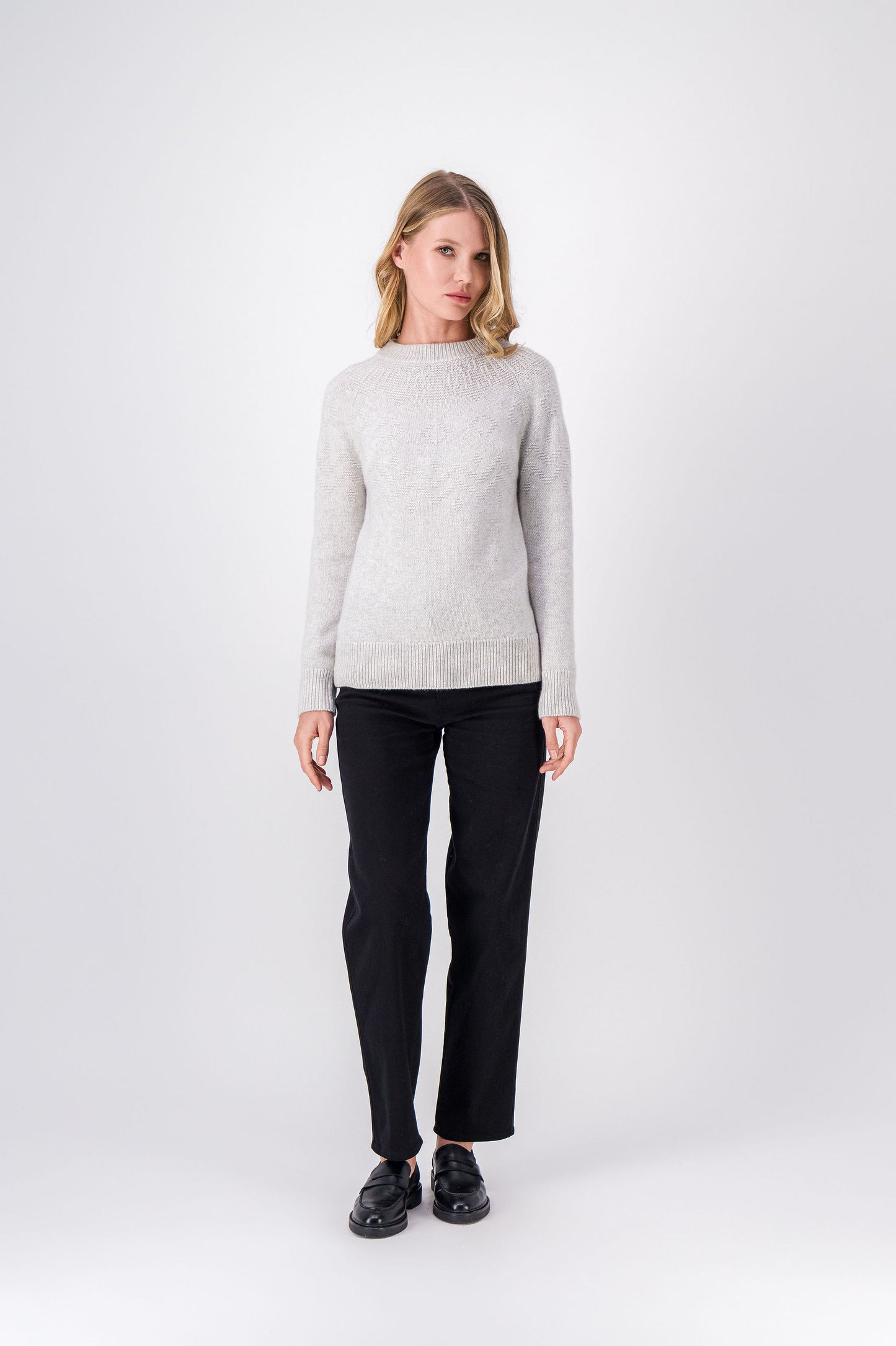 Pull gris pale à col rond