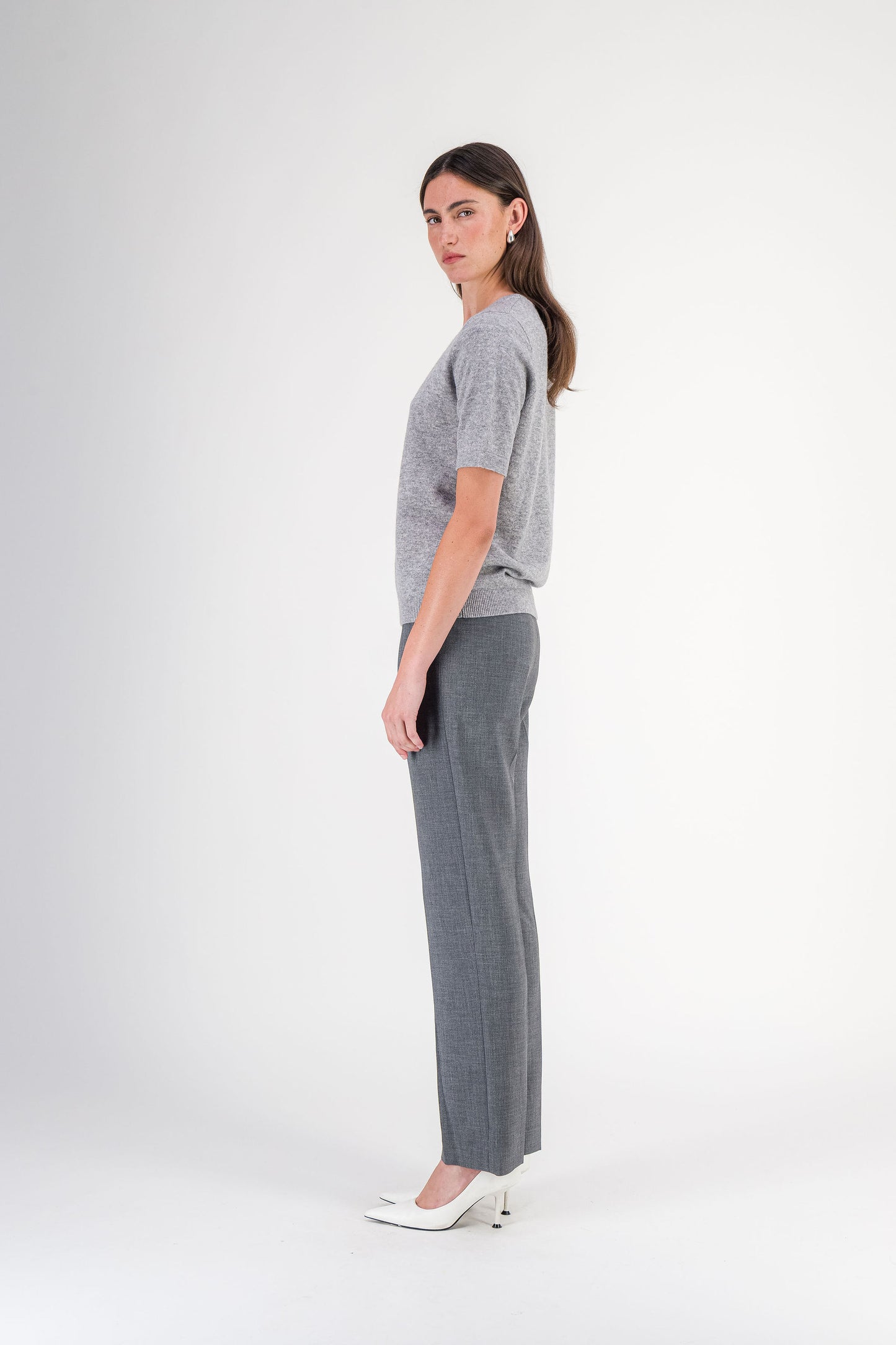 Pantalon droit à plis en tissu fluide gris moyen