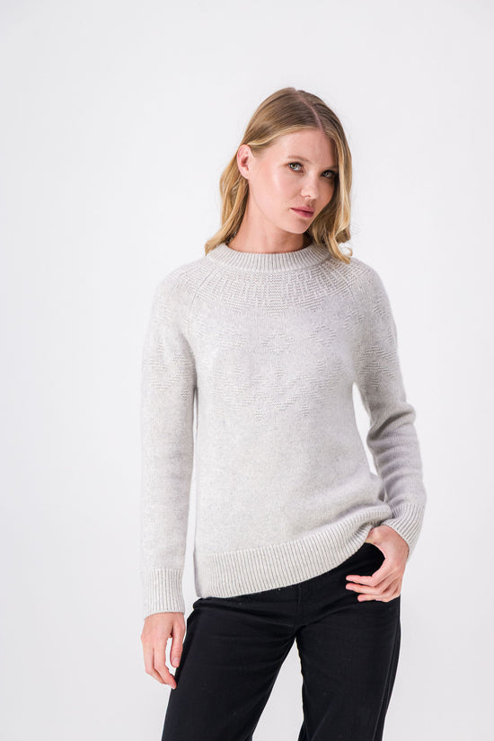 Un pull à col rond aux bords côtelés, offrant une coupe ajustée et une texture douce