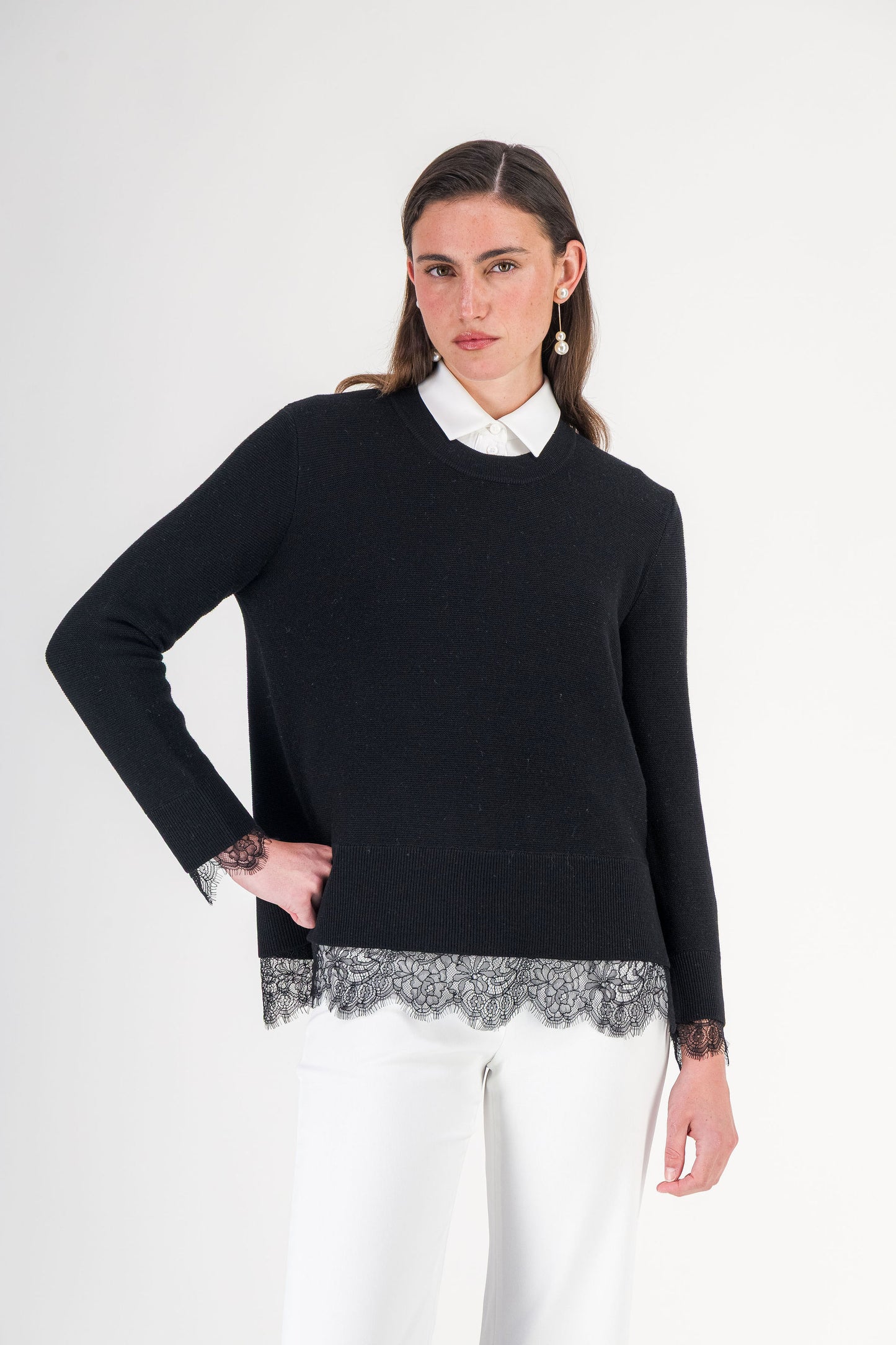 Pull long à col rond en laine mérinos avec dentelle noir