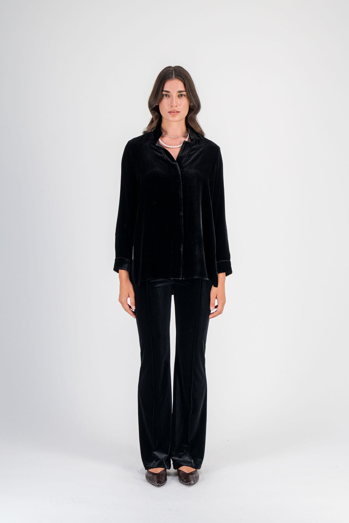 Blouse en velours de soie col plat noire