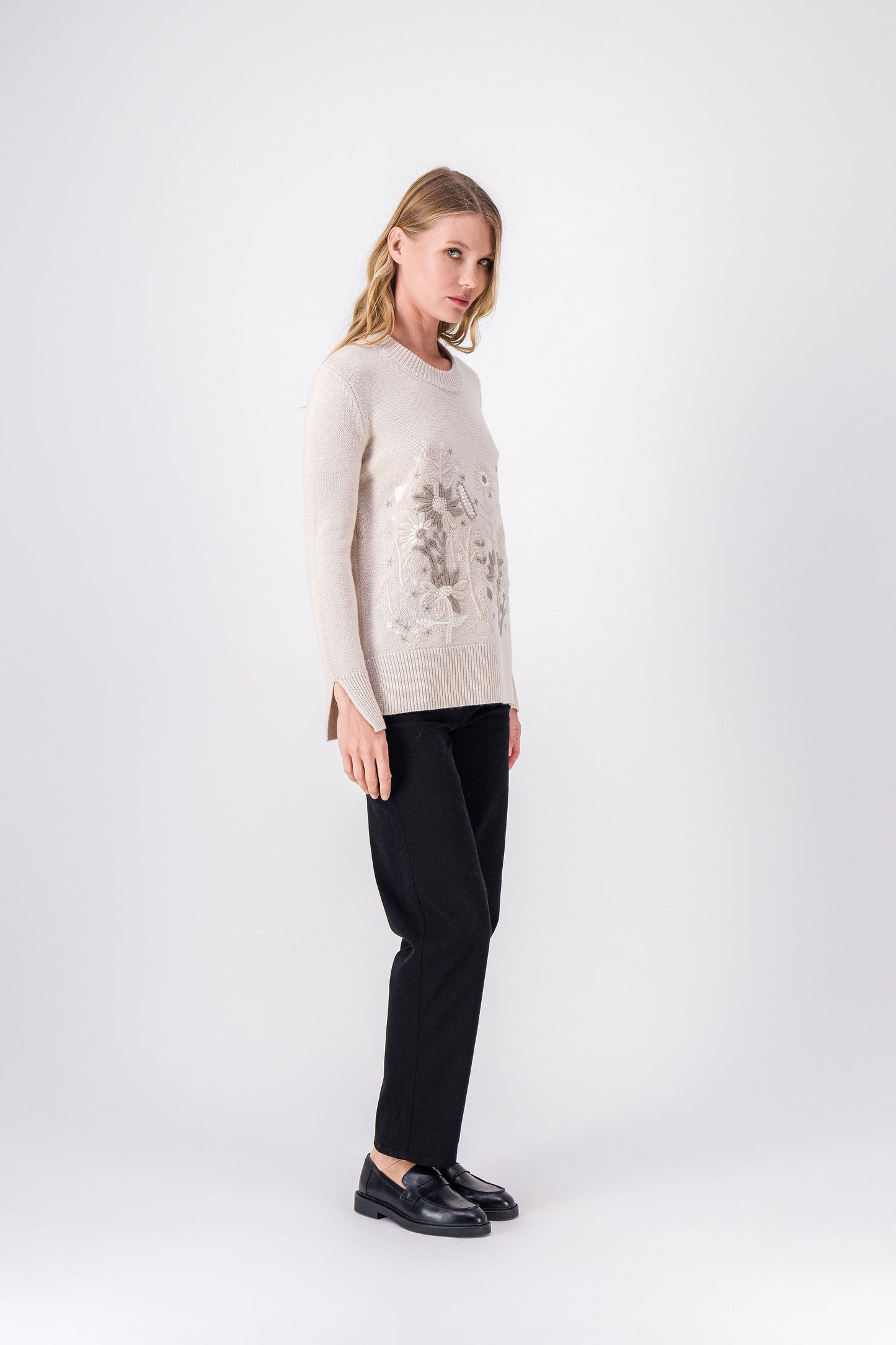 Pull beton avec brodure floral