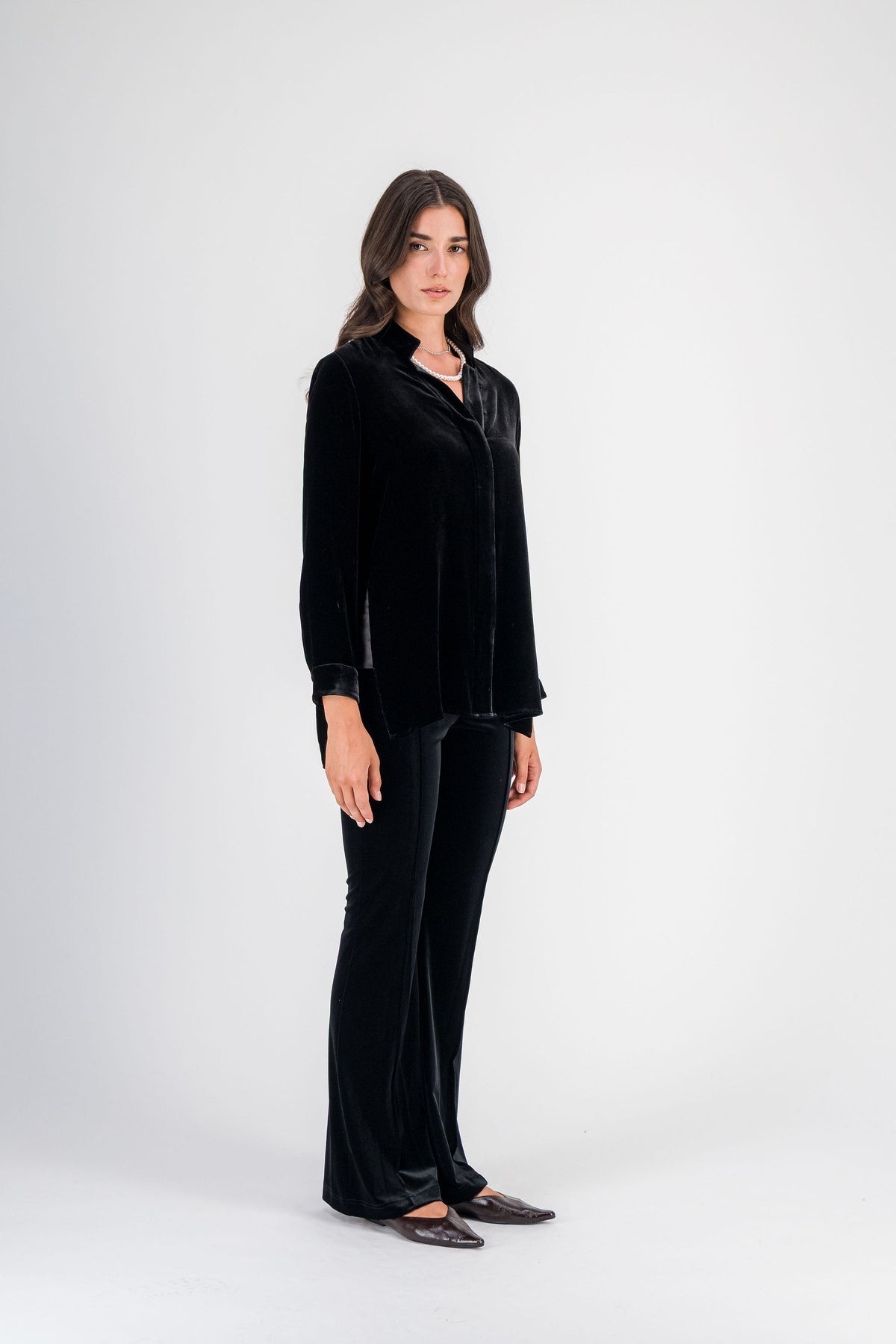 Blouse en velours de soie col plat noire