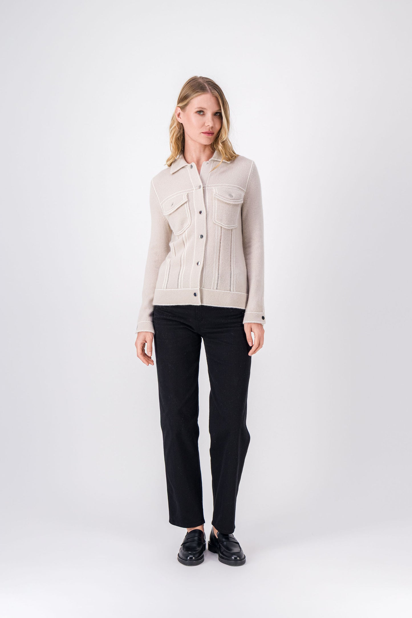Un jean noir droit, élégant et fonctionnel, avec rivets métalliques et finitions soignées pour un style raffiné.
