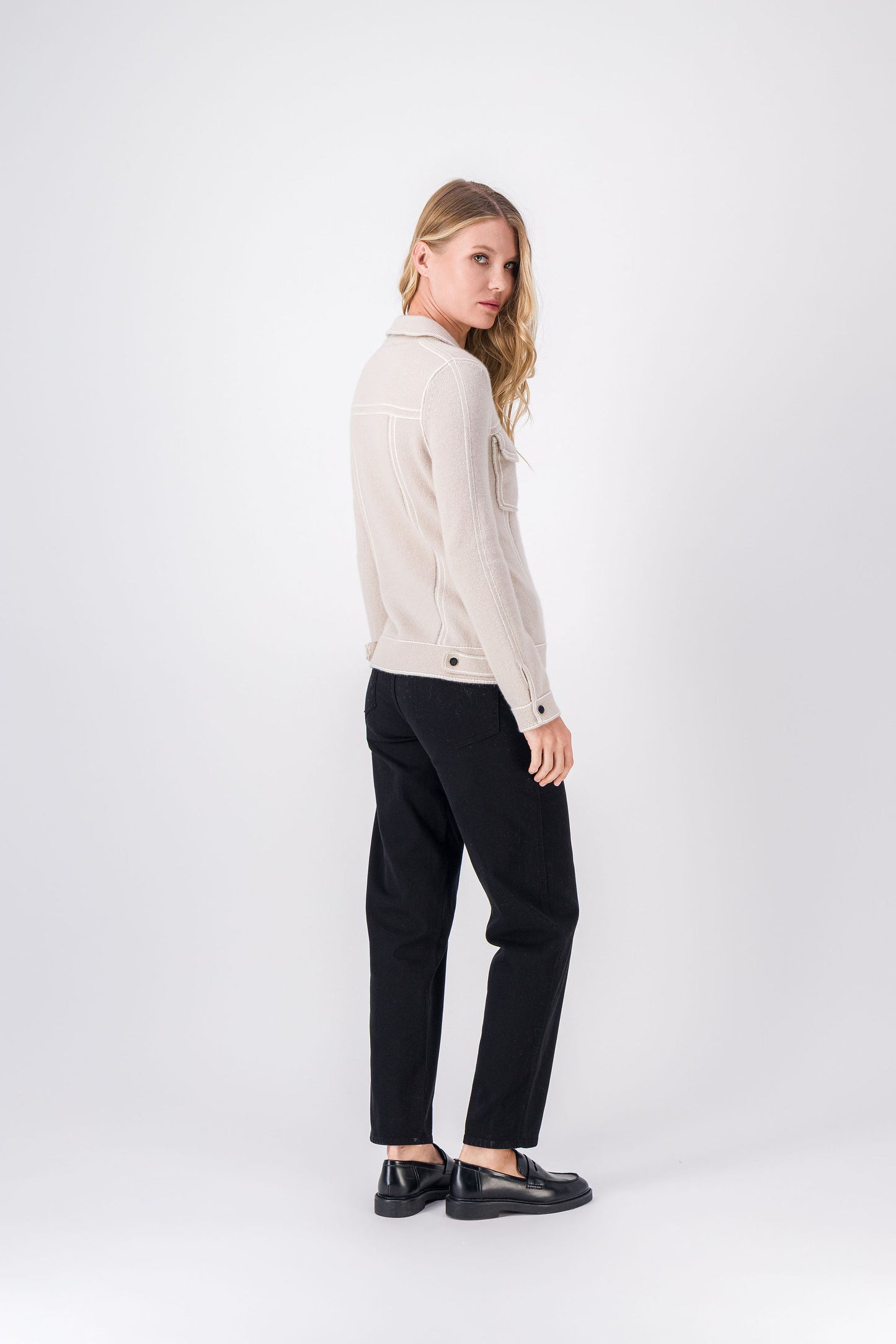 Veste effet denim en cachemire, couleur béton subtile, coupe droite avec finitions raffinées et poches pratiques.