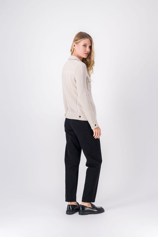 Veste effet denim en cachemire, couleur béton subtile, coupe droite avec finitions raffinées et poches pratiques.