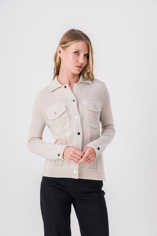 Veste en cachemire gris béton, style épuré avec poches structurées et détails métalliques