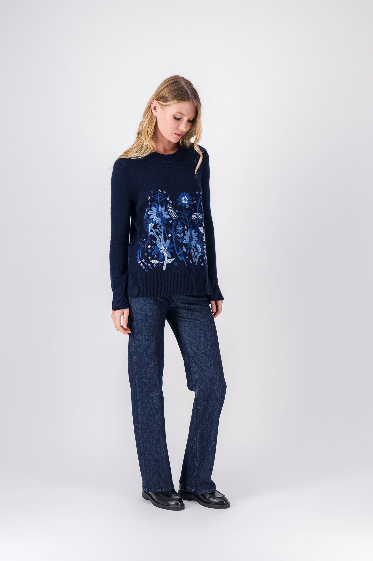 Pull marine avec brodure floral