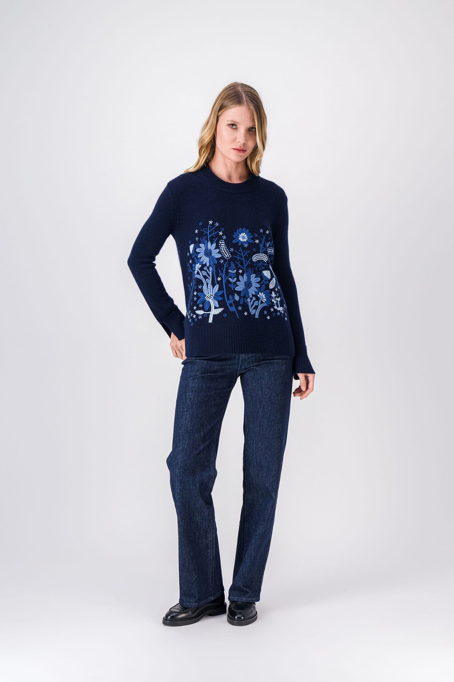 Pull marine en laine et cachemire, coupe droite avec finitions côtelées et broderies florales.
