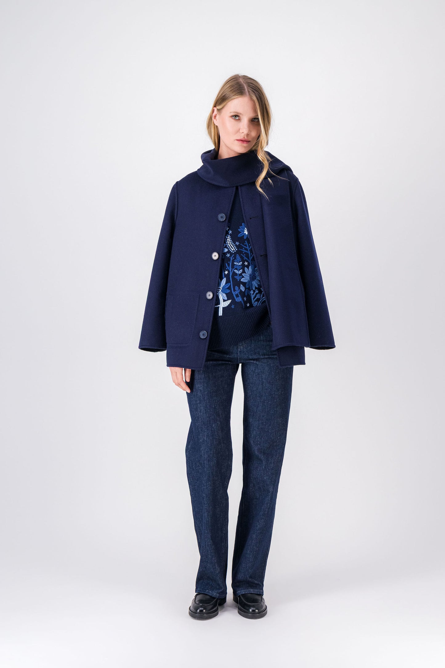 Pull marine avec brodure floral