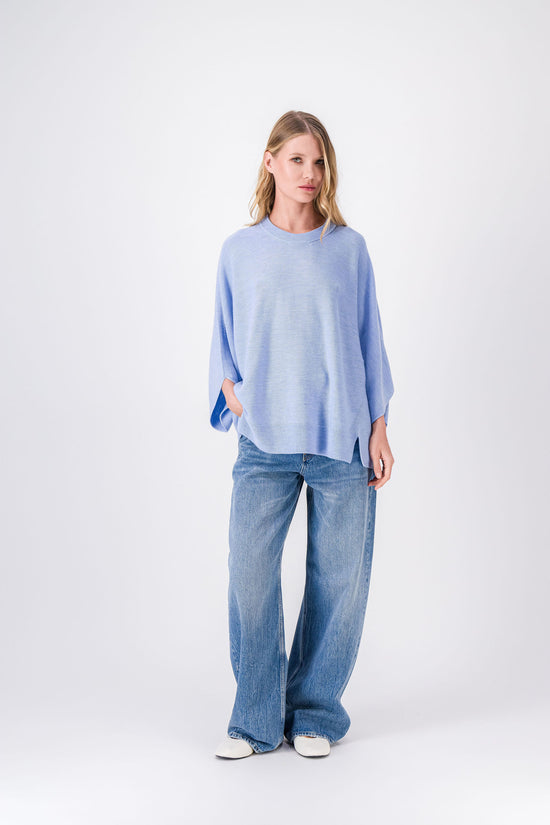 Un pull en laine pure, souligné de bords côtelés et d’un bleu moyen lumineux