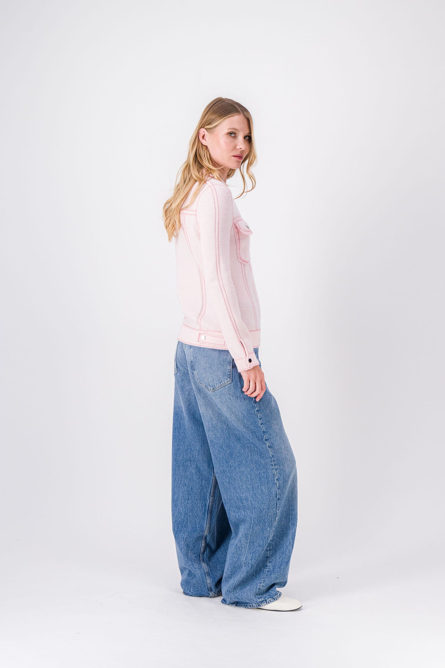 Veste rose pâle en cachemire, lignes nettes et style structuré pour looks raffinés.