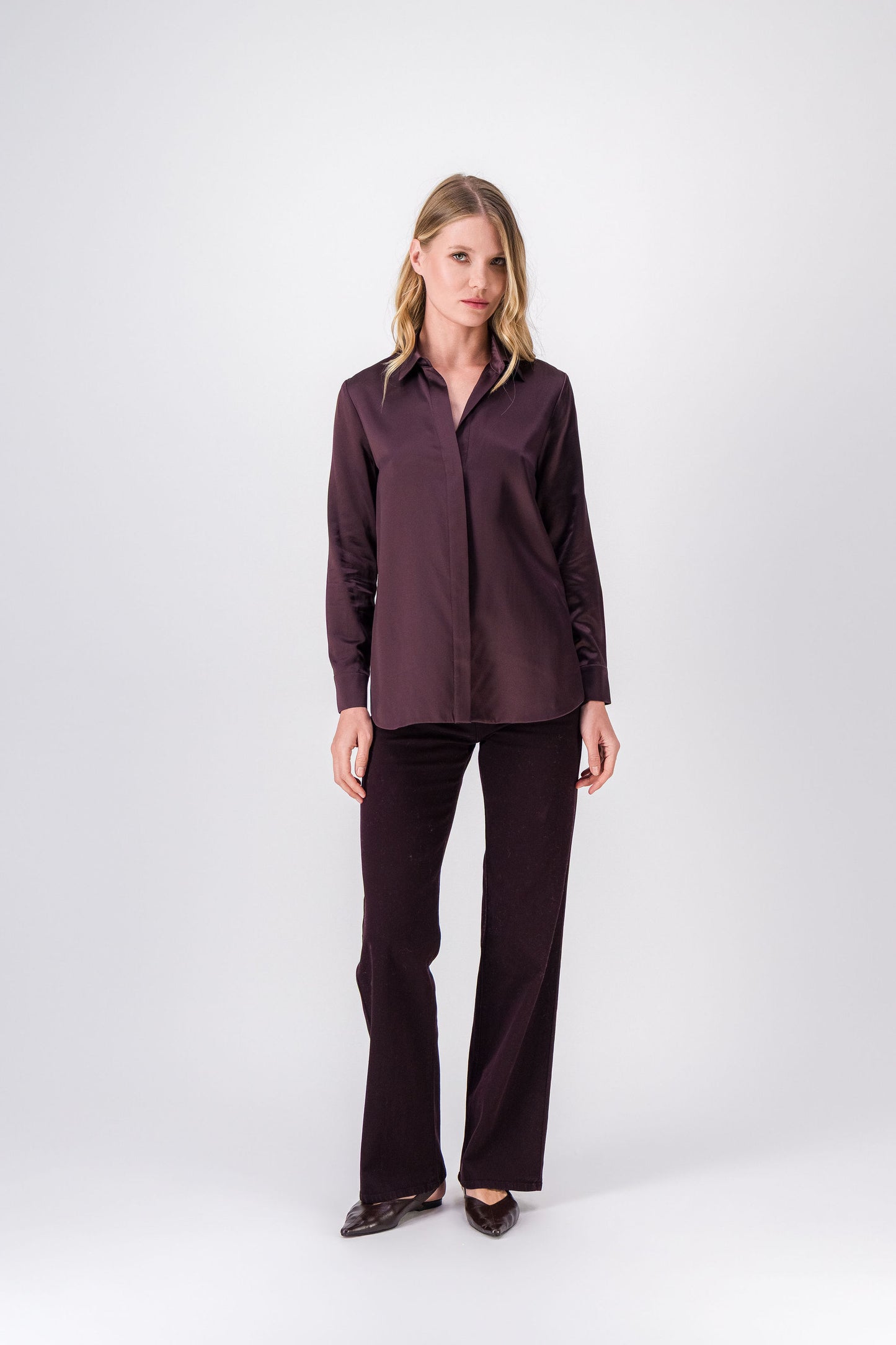 Le col classique et les fentes latérales discrètes apportent à cette chemise une élégance tout en sobriété.