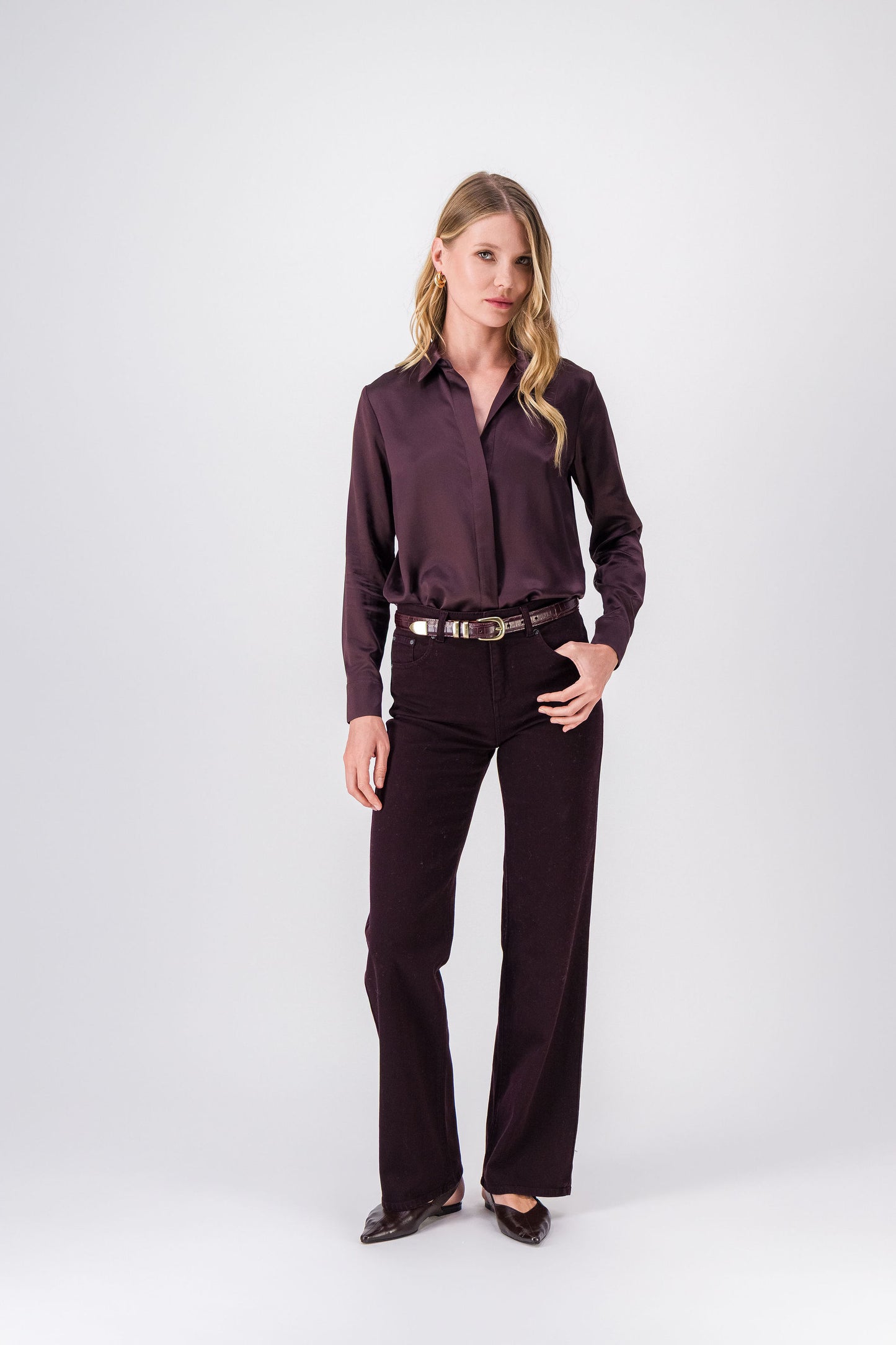 Jean droit grenat, style sobre et raffiné avec rivets métalliques et surpiqûres soignées.