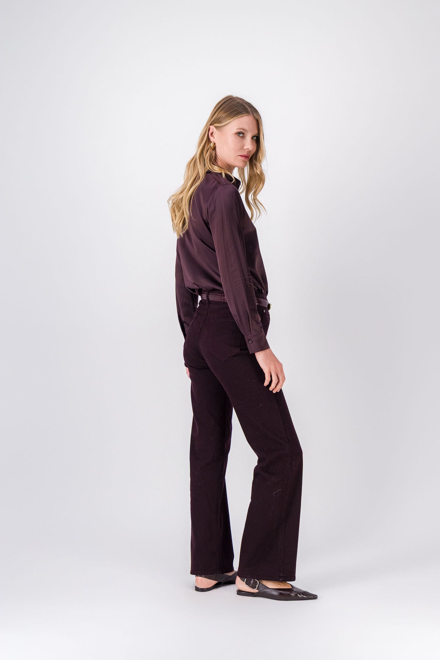 Jean grenat coupe droite, longueur classique et détails délicats pour un look élégant.