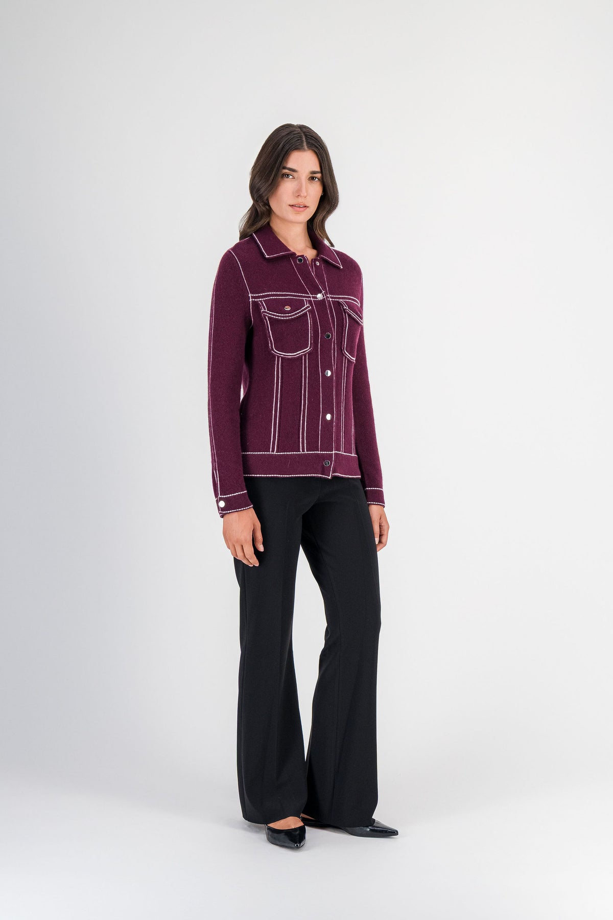 Veste cachemire à surpiqûres contrastées grenat