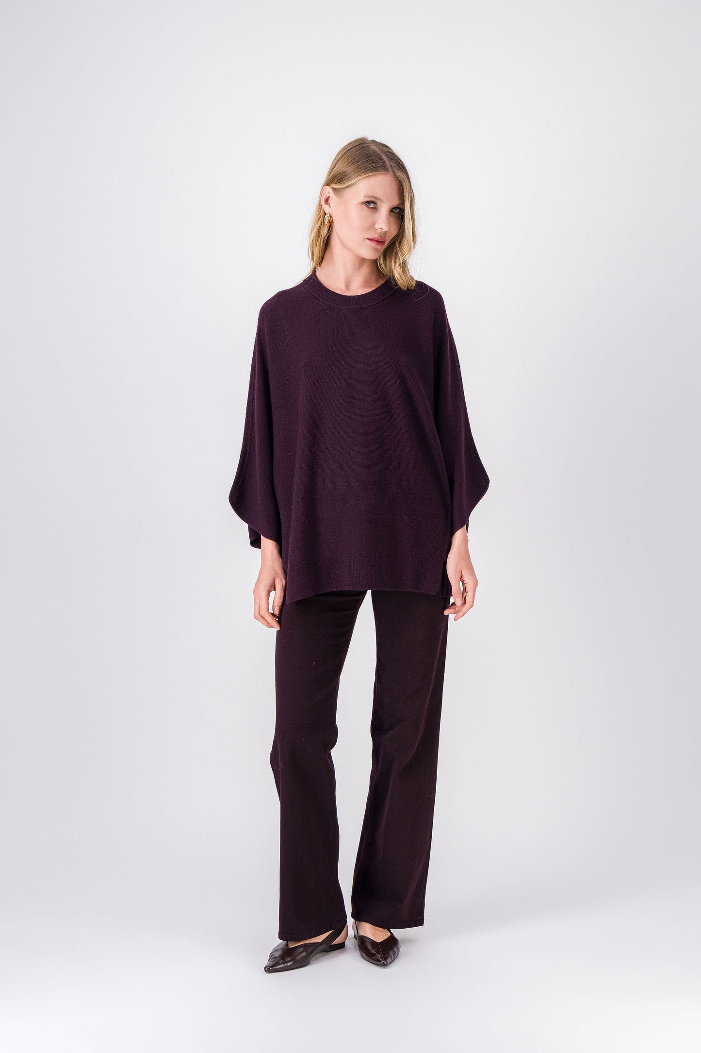 Confectionné en laine pure, ce pull grenat séduit par sa coupe droite, son col rond intemporel et ses finitions côtelées soignées.