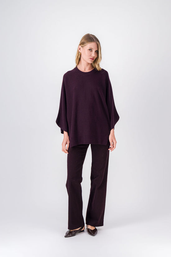 Confectionné en laine pure, ce pull grenat séduit par sa coupe droite, son col rond intemporel et ses finitions côtelées soignées.
