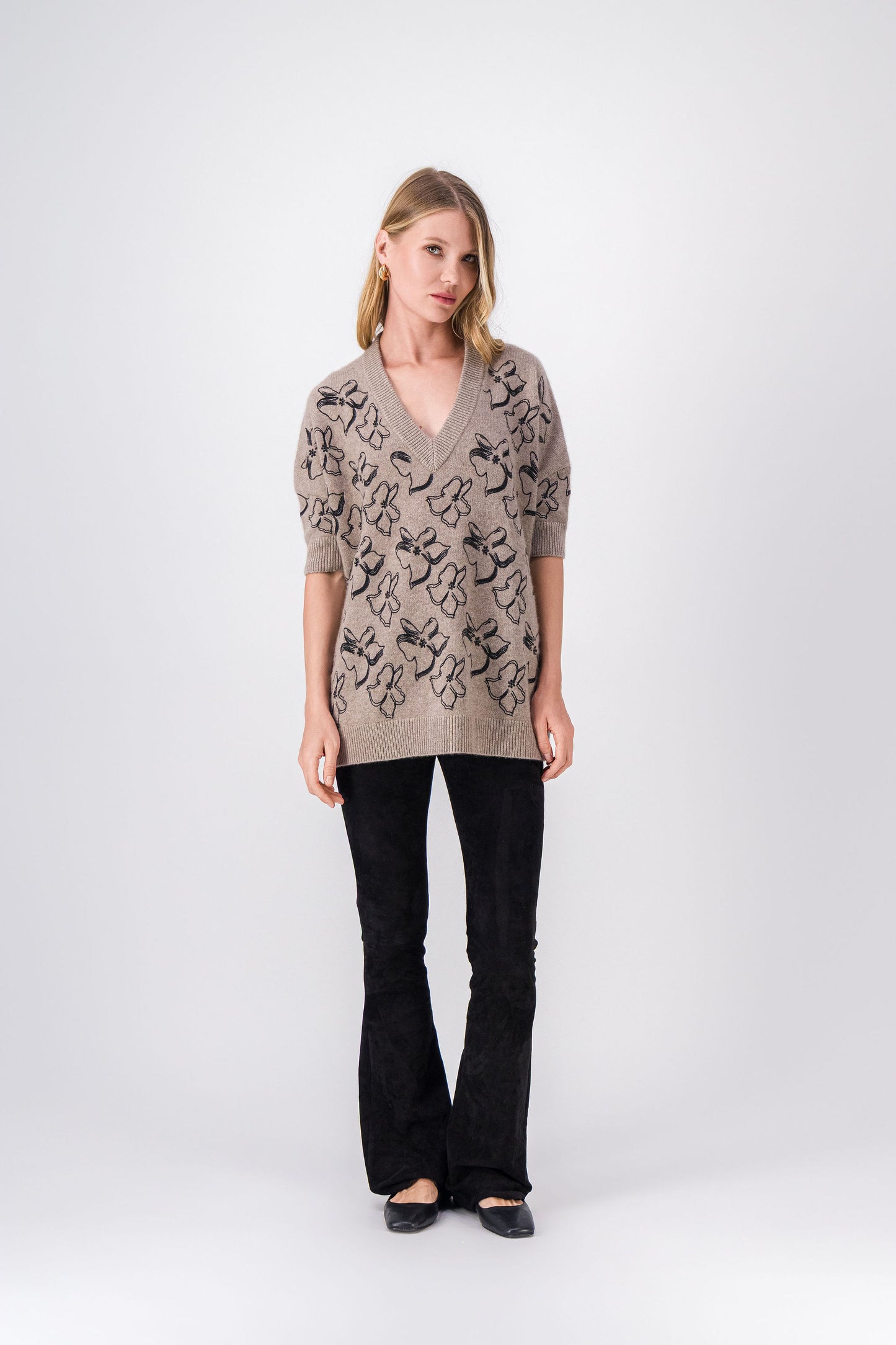 Pull cachemire taupe moyen, style doux et élégant pour l’automne et l’hiver.