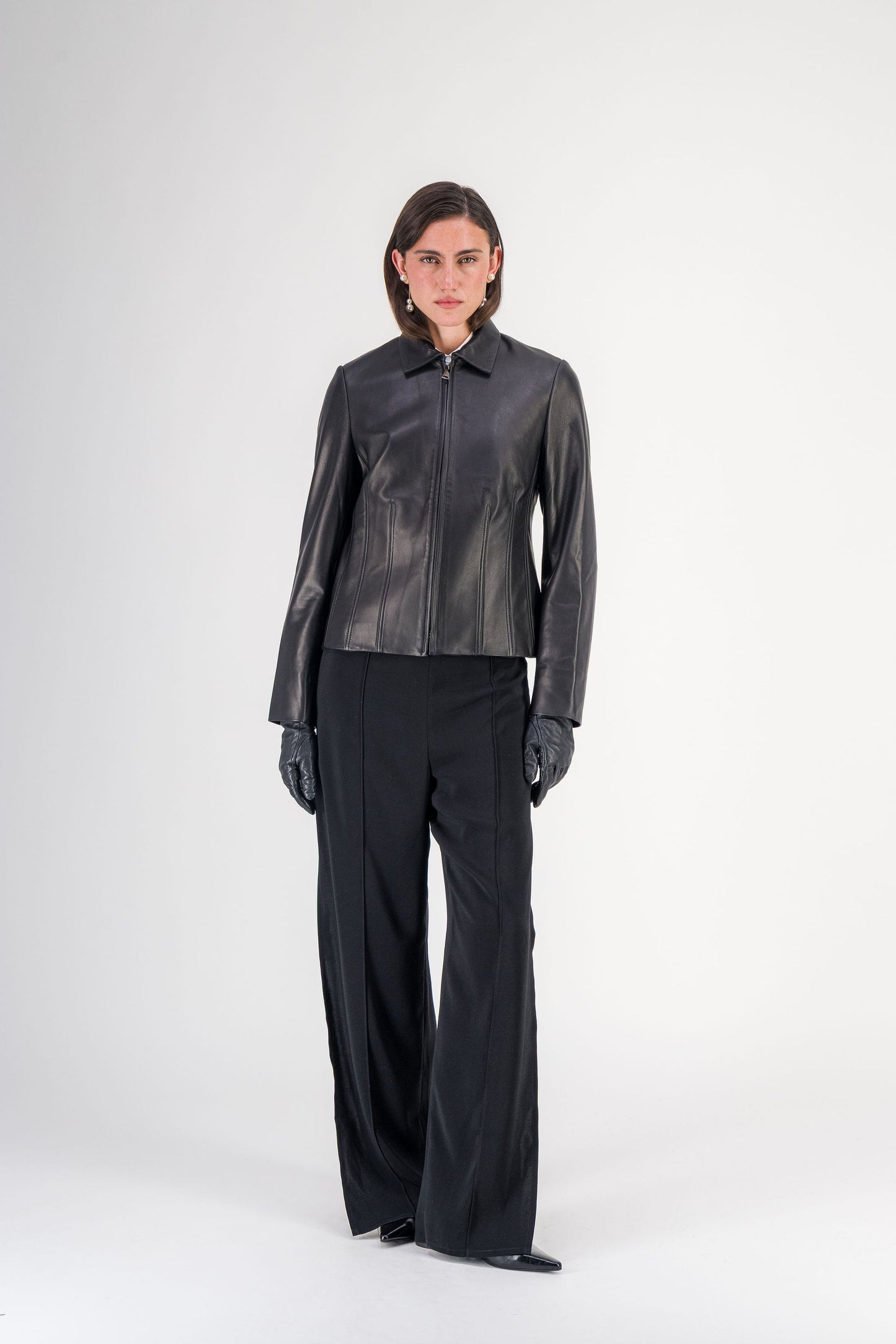 Veste courte à col chemise en cuir d’agneau noir