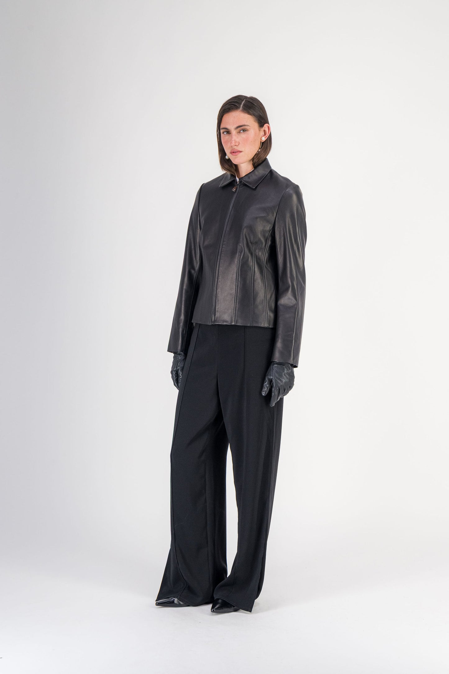 Veste courte à col chemise en cuir d’agneau noir