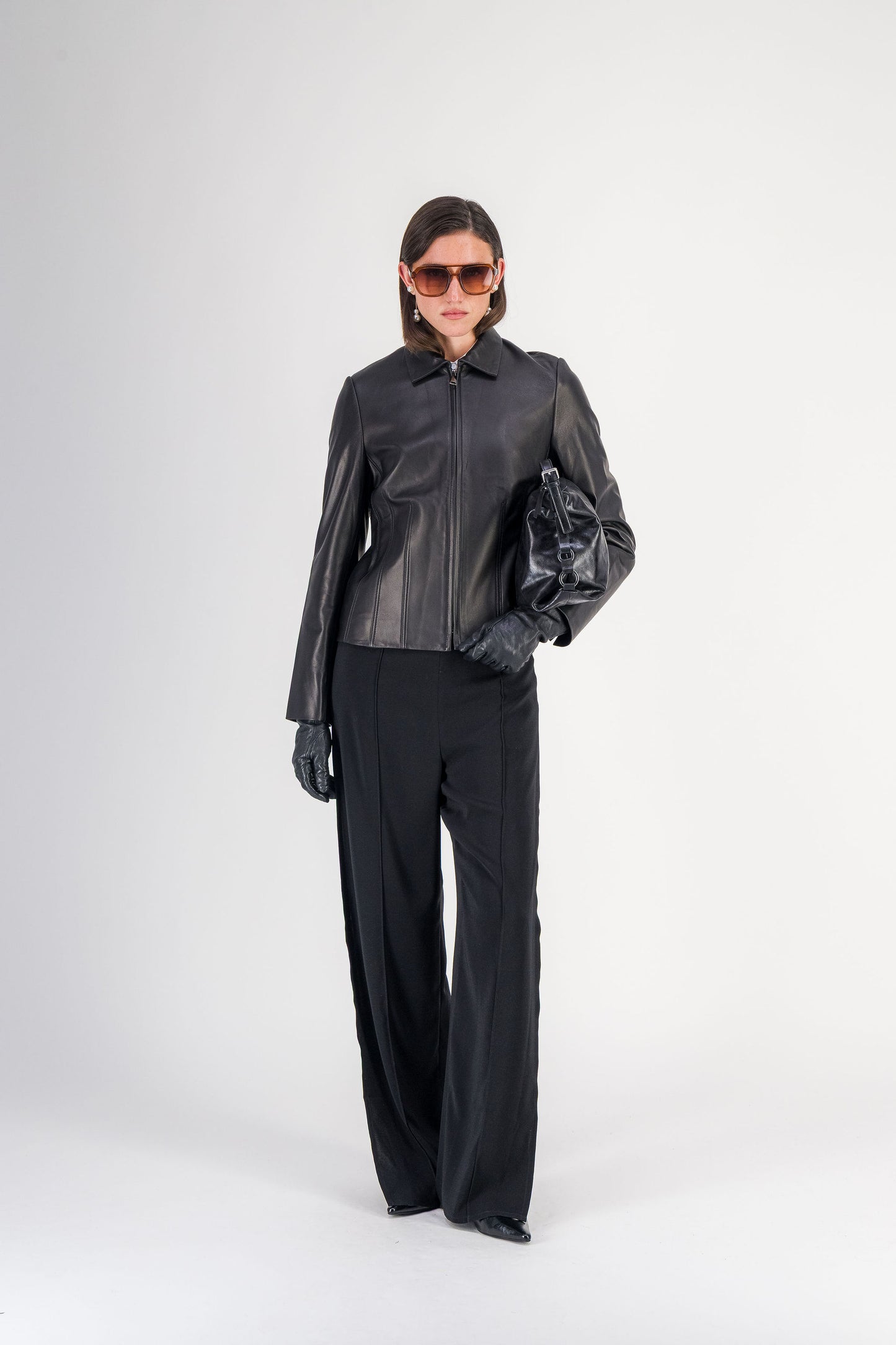 Veste courte à col chemise en cuir d’agneau noir