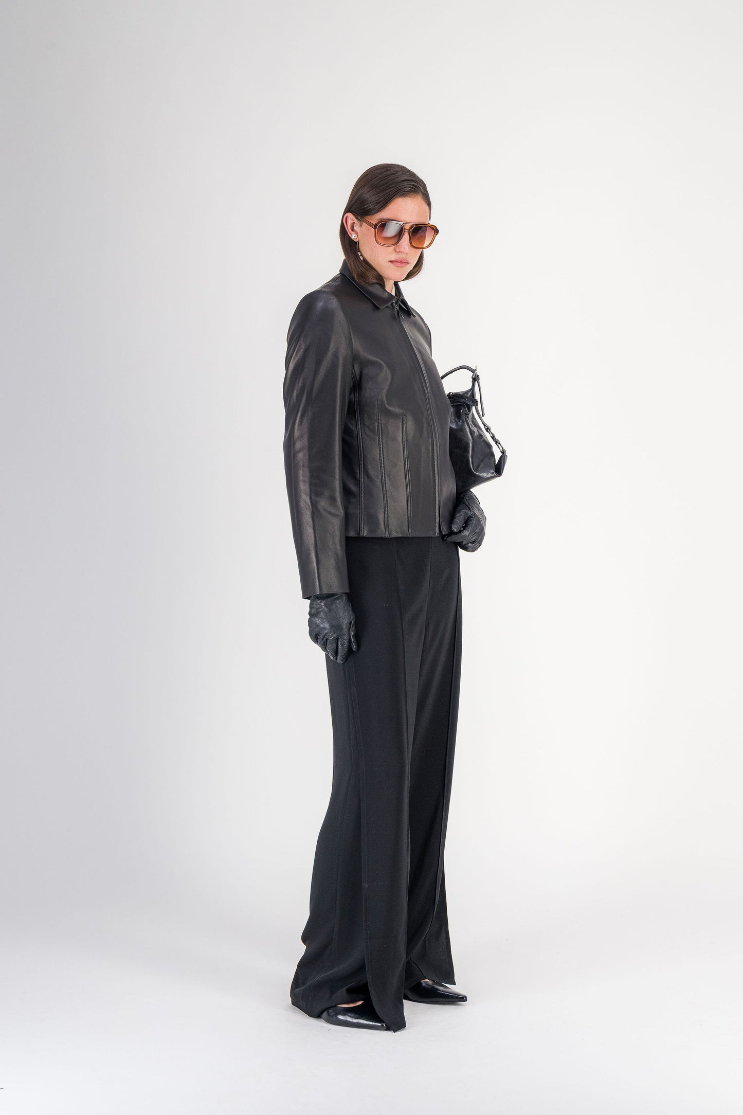 Veste courte à col chemise en cuir d’agneau noir