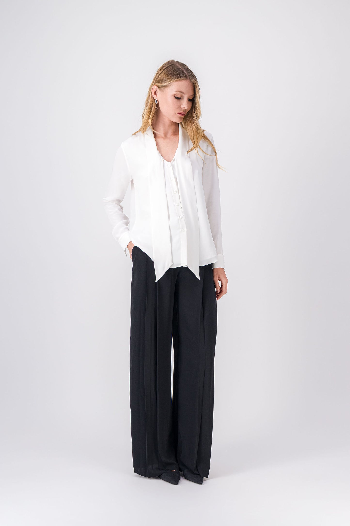 Chemise blanc cassée avec col lavallière