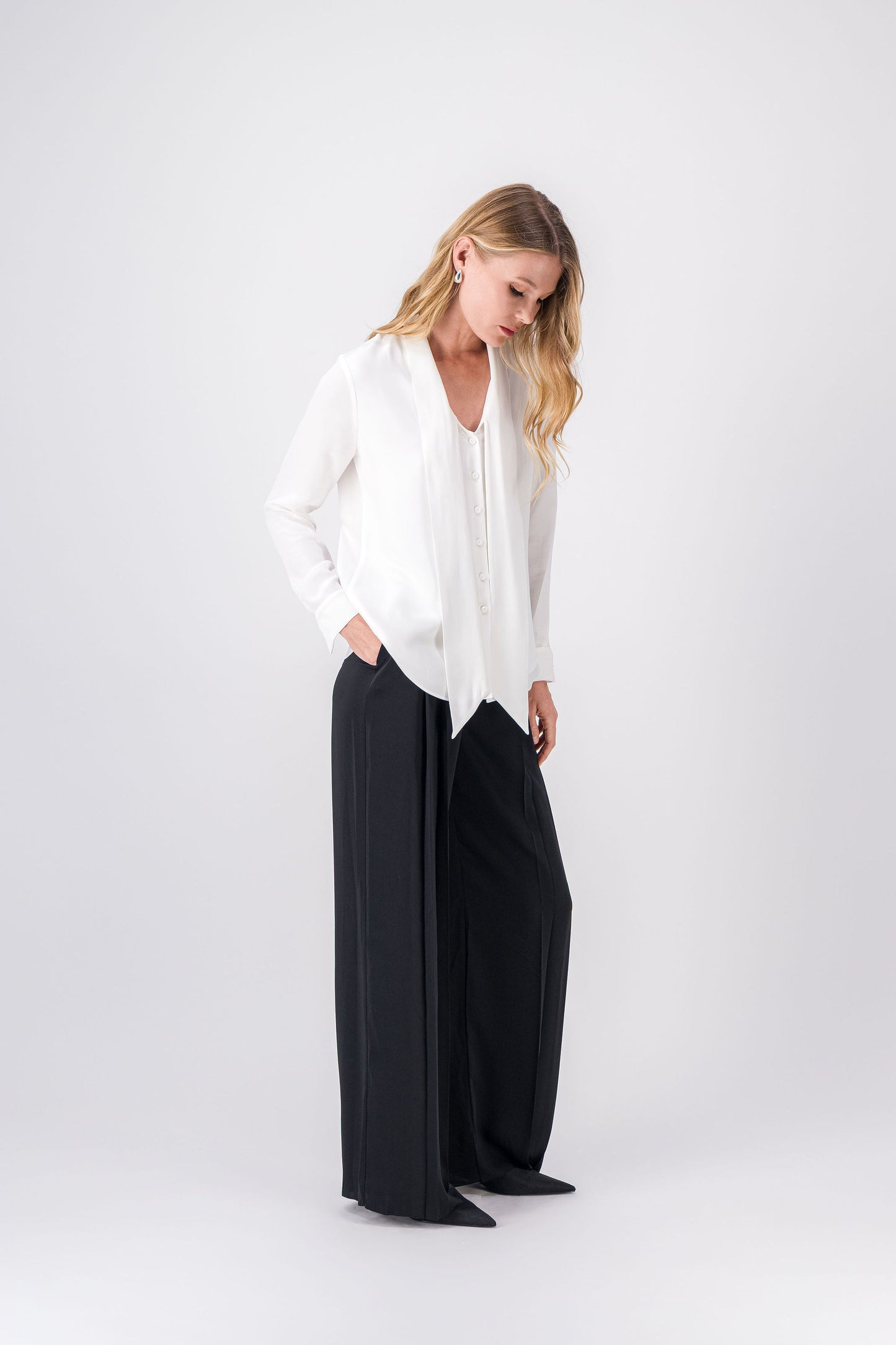 Chemise fluide blanc cassé, coupe droite élégante pour looks raffinés et modernes.