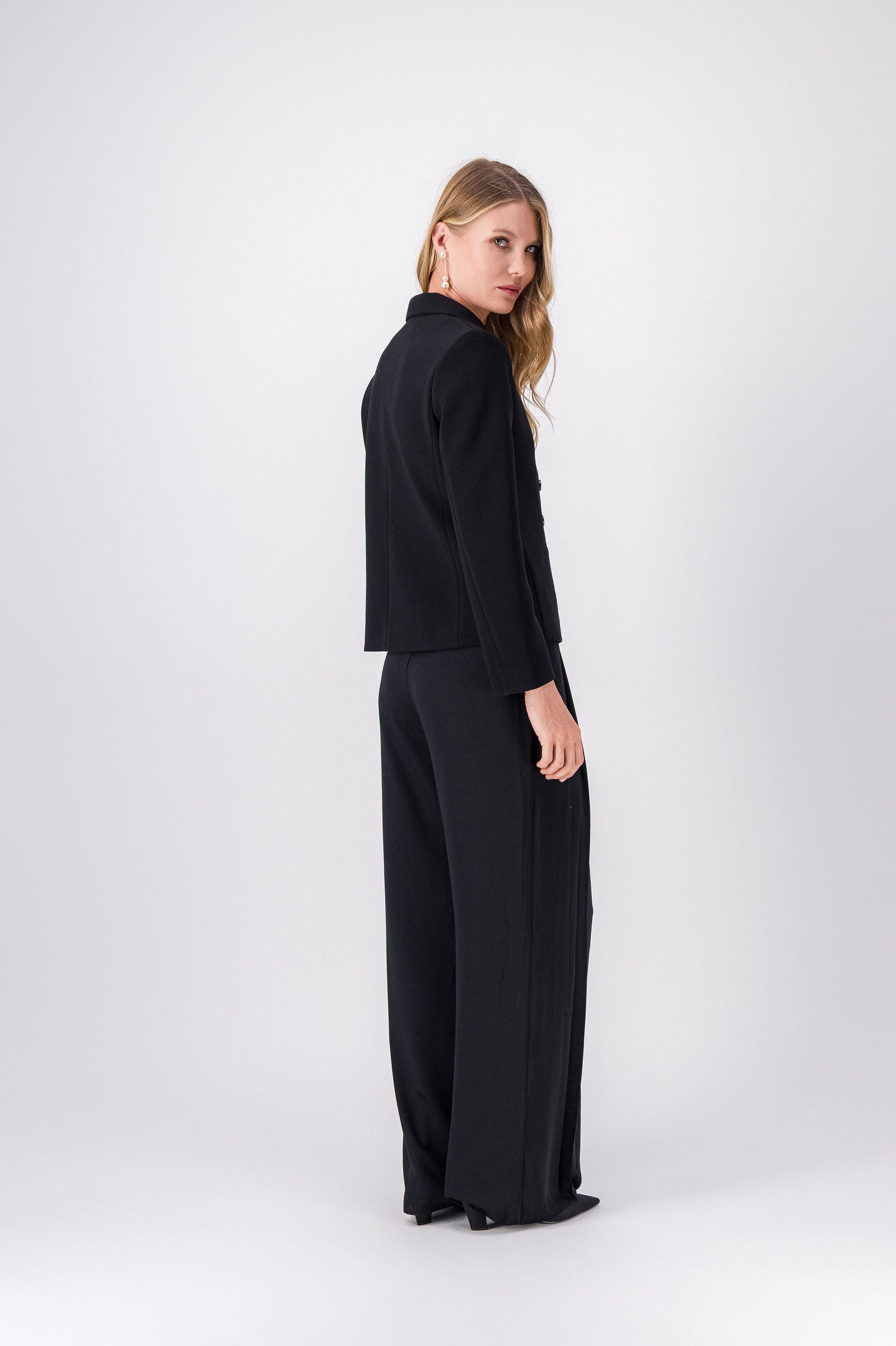 Pantalon fluide noir, style élégant et moderne avec détails subtils et soignés.