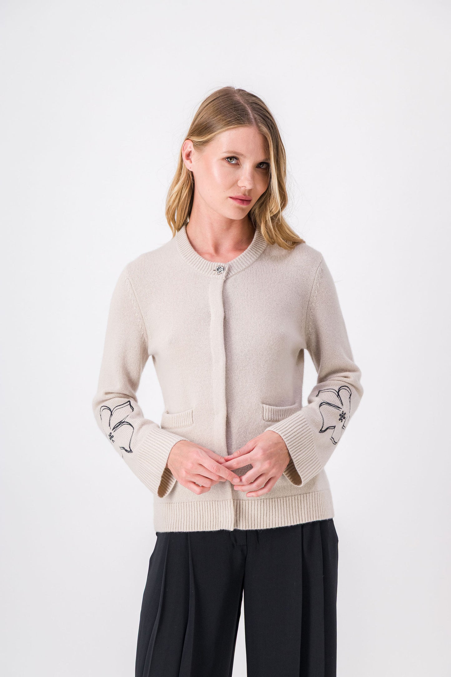 Un cardigan tout en nuances, où la teinte minérale s’allie à la finesse des broderies florales