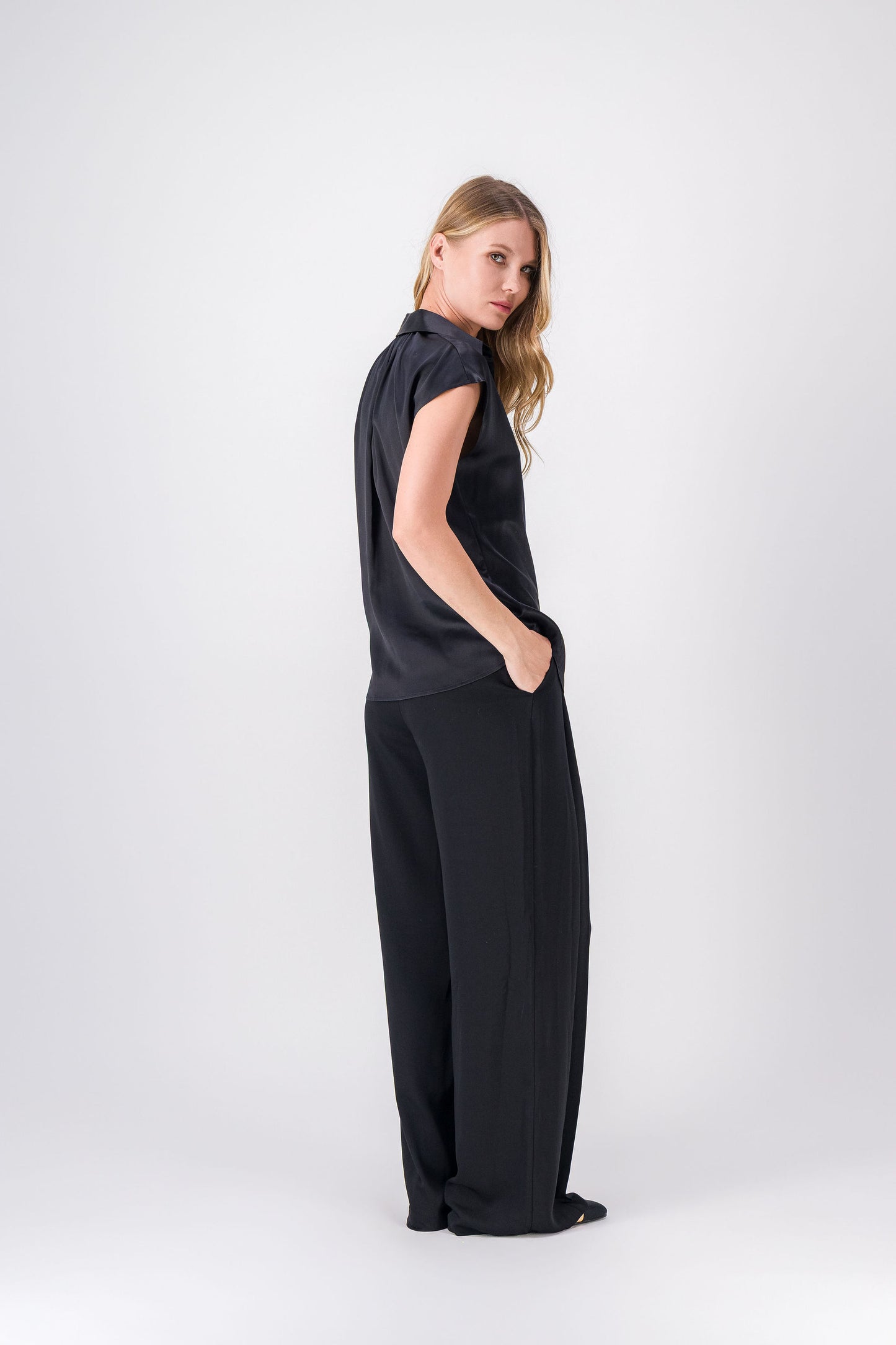 Tunique fluide noire en soie, style épuré et raffiné pour un look chic.
