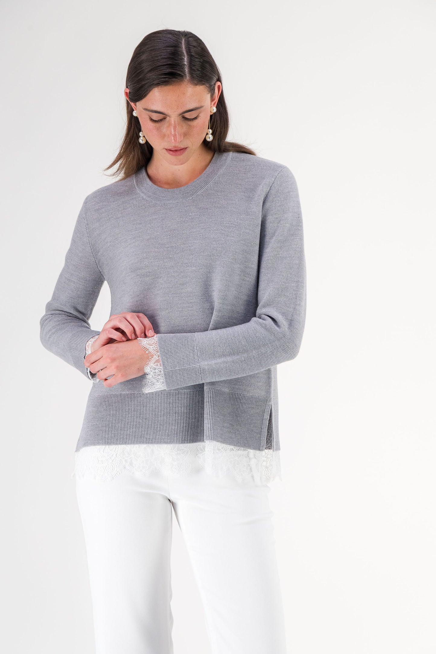 Pull long à col rond en laine mérinos avec dentelle gris moyen