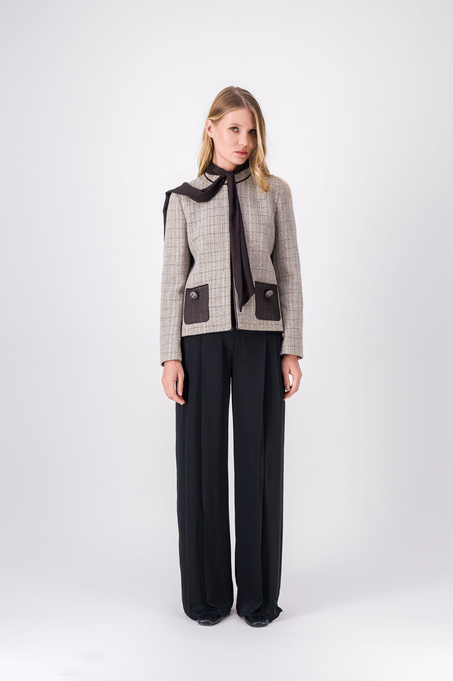 Veste courte ébène en tweed avec écharpe