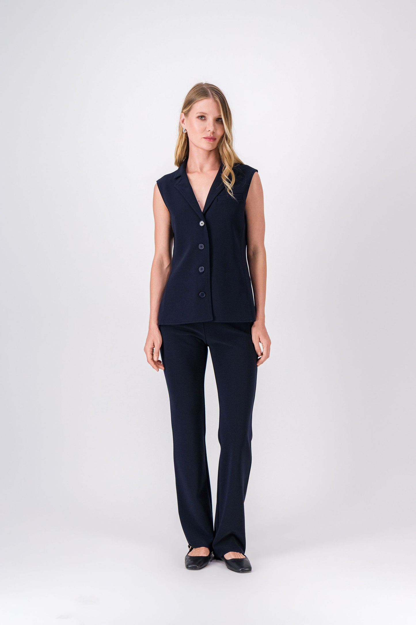 Pantalon droit marine, coupe parfaite avec tombé fluide, taille régulière et fausse braguette