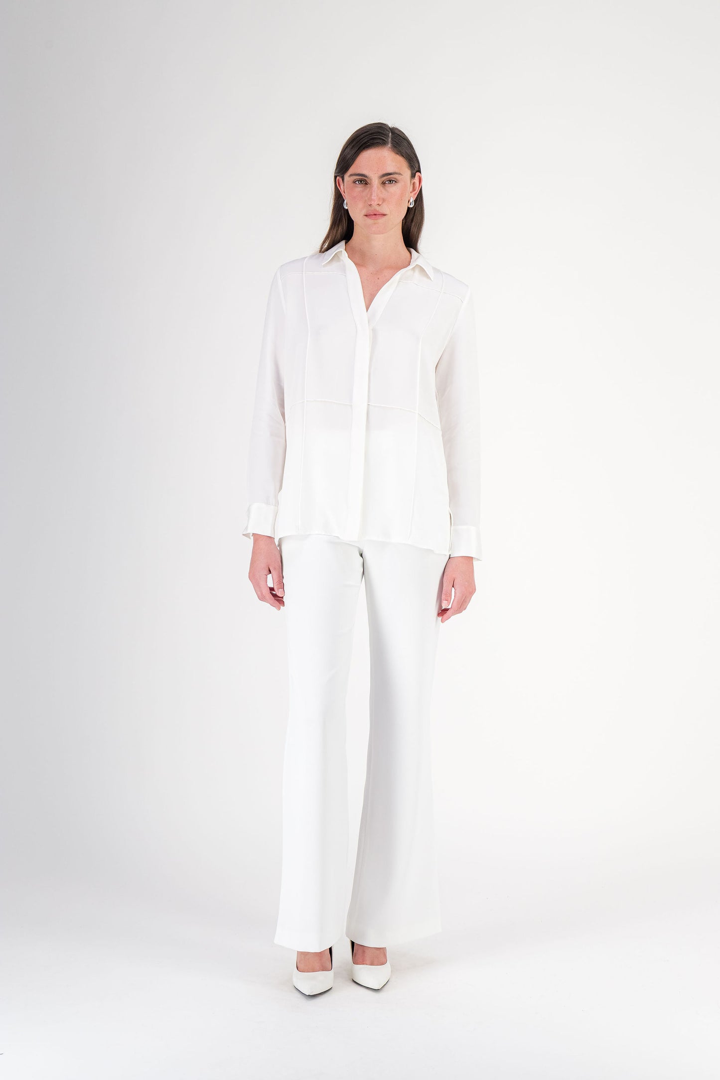Chemise droite à boutonnage caché en soie blanc cassé