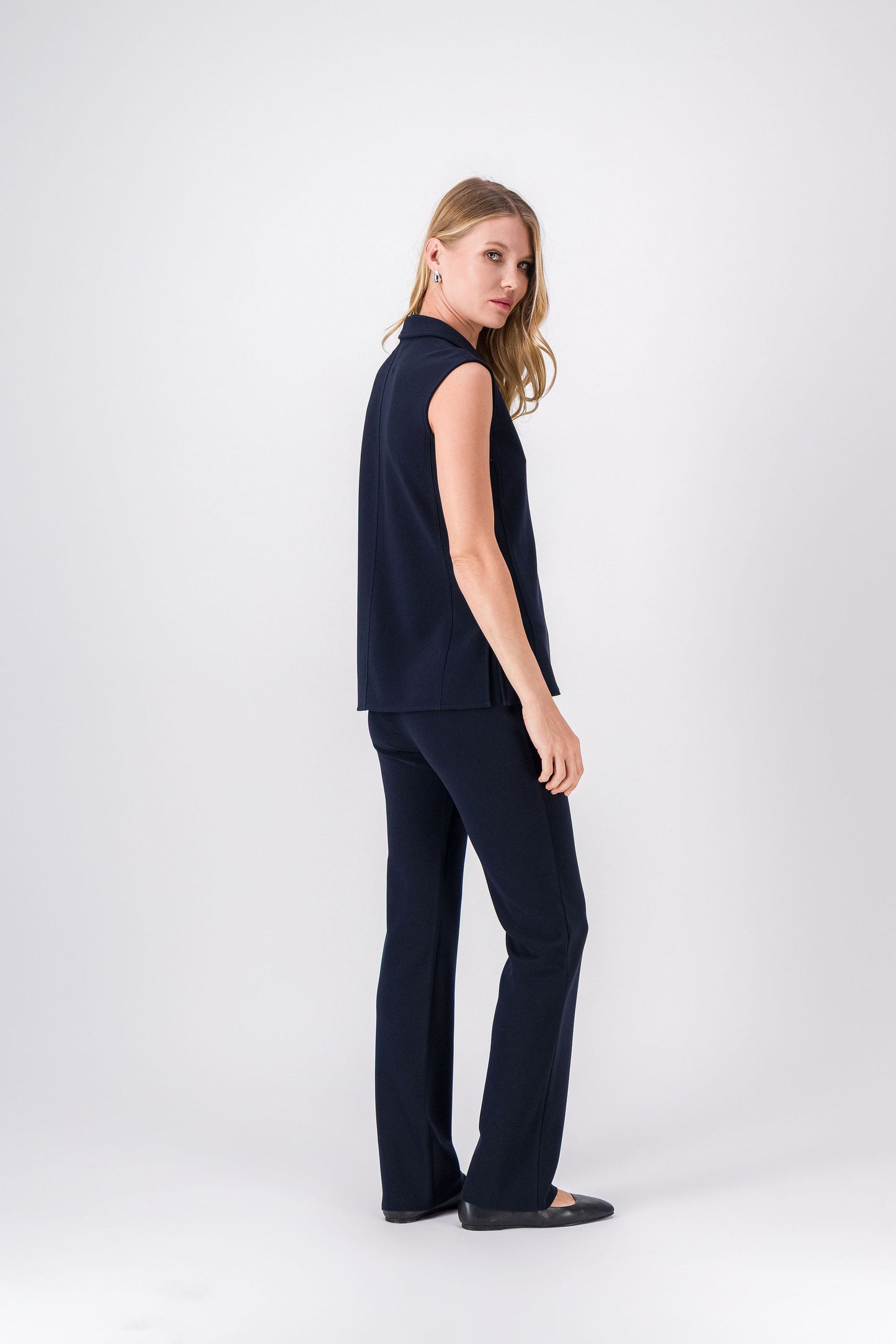 Pantalon marine droit, lignes nettes, détails subtils et coupe fluide