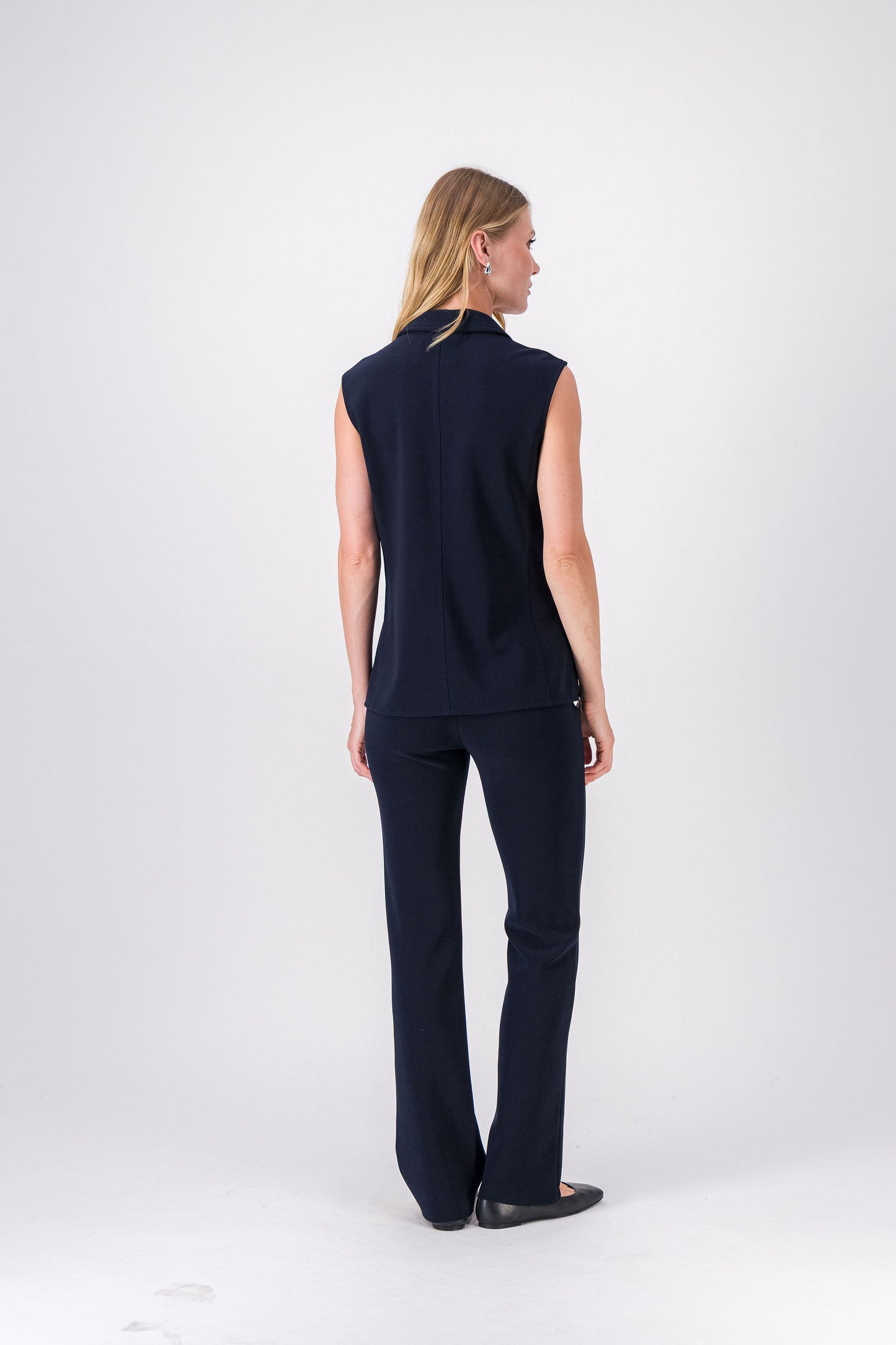 Pantalon marine droit, coupe soignée et tombé fluide, parfait avec blouse structurée