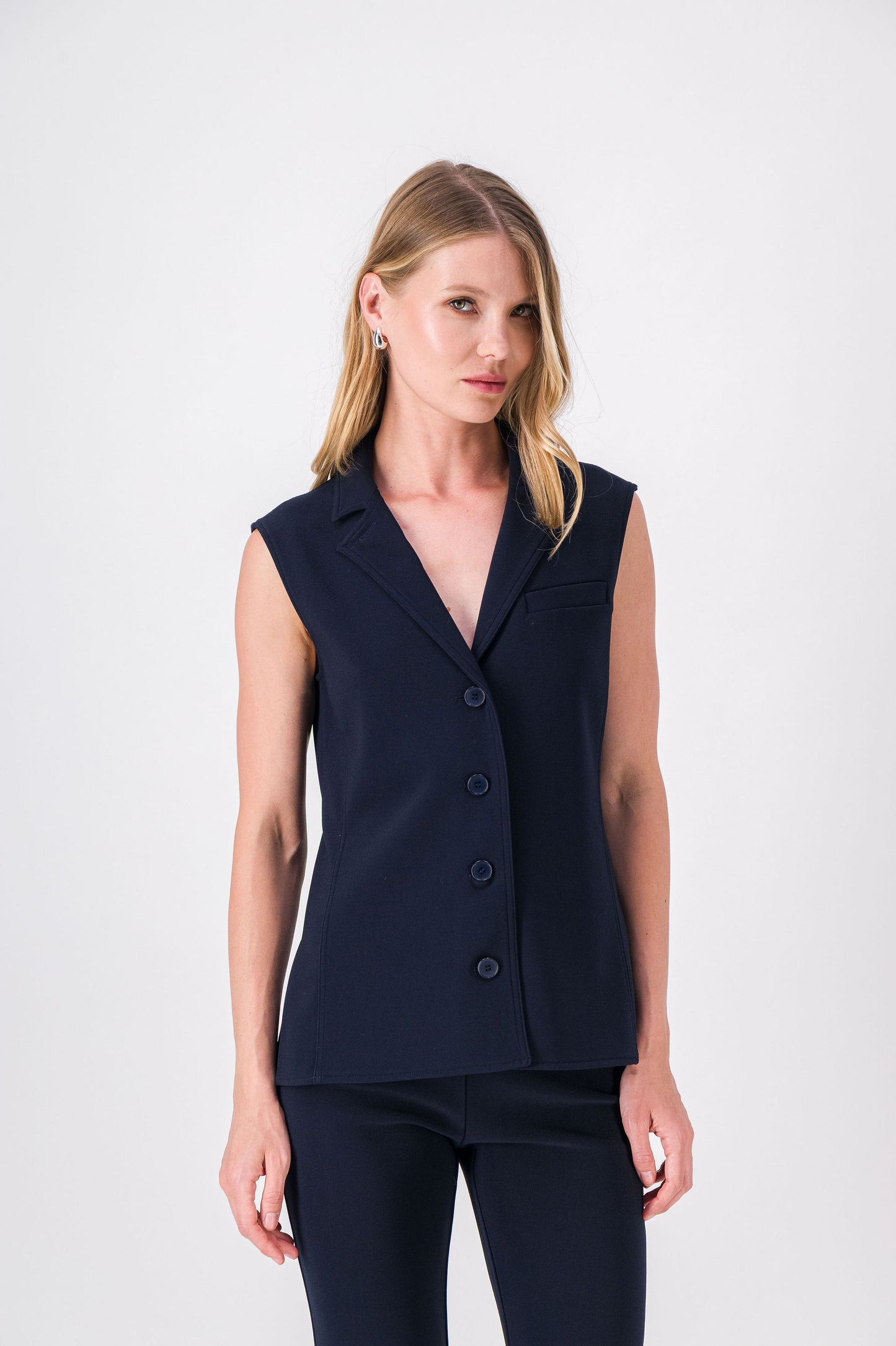 Une pièce essentielle, qui combine luxe discret et style intemporel.