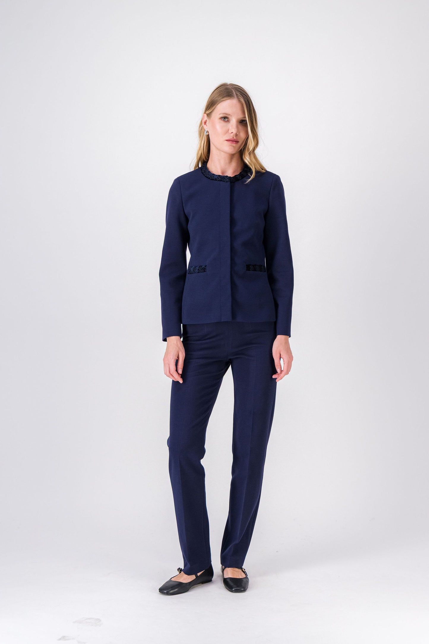 Pantalon ou vêtement marine, coupe élégante et lignes nettes