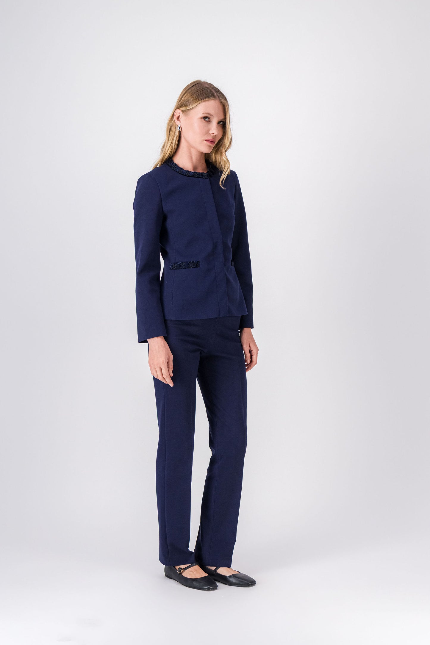 Veste courte marine à bordures tressées