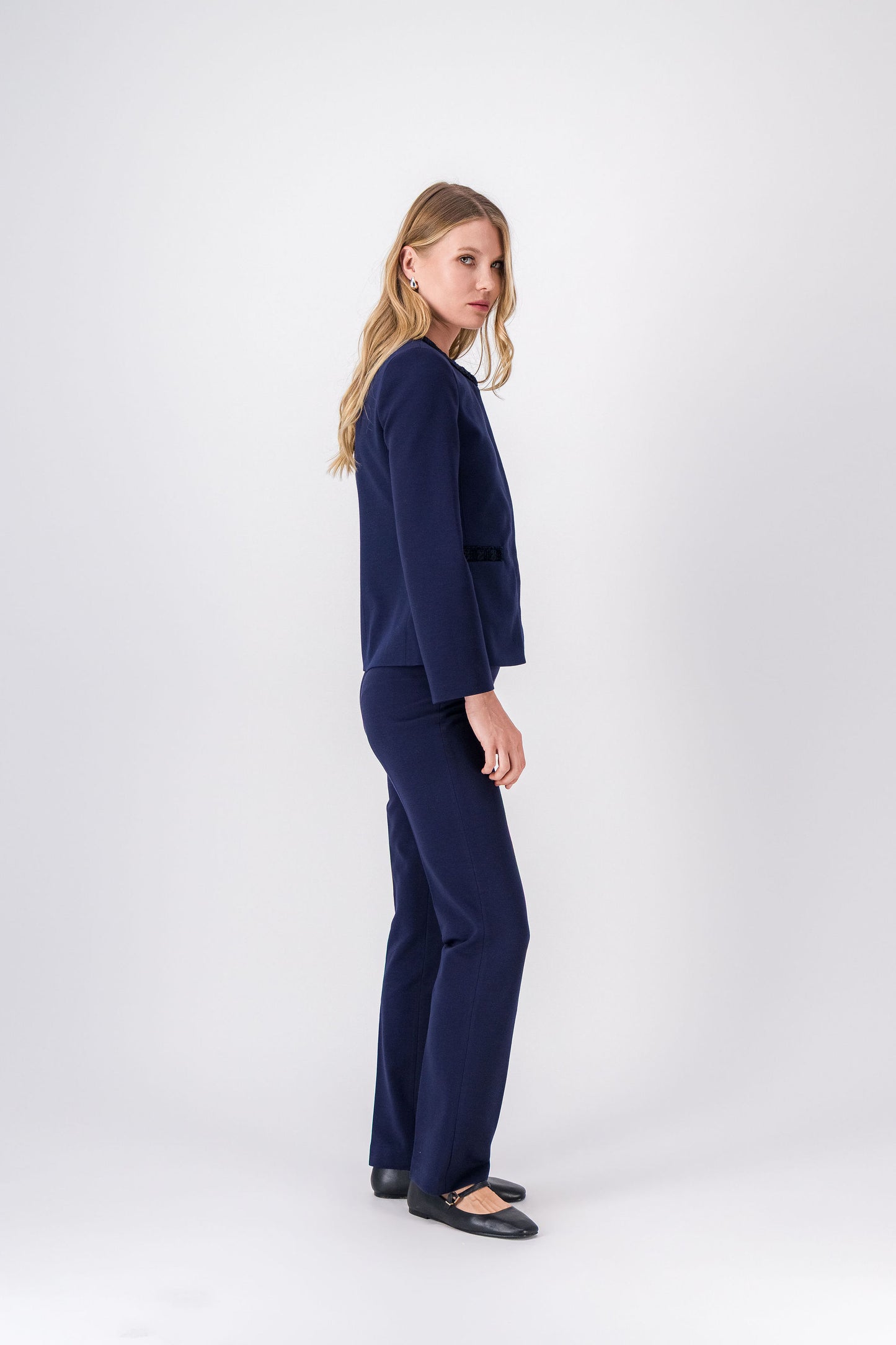 Vêtement bleu marine, design épuré avec détails subtils