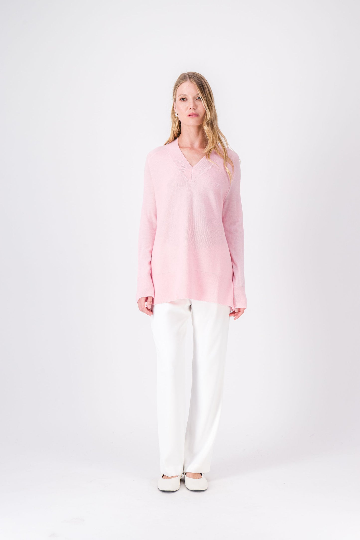 Pull rose pale avec col en v