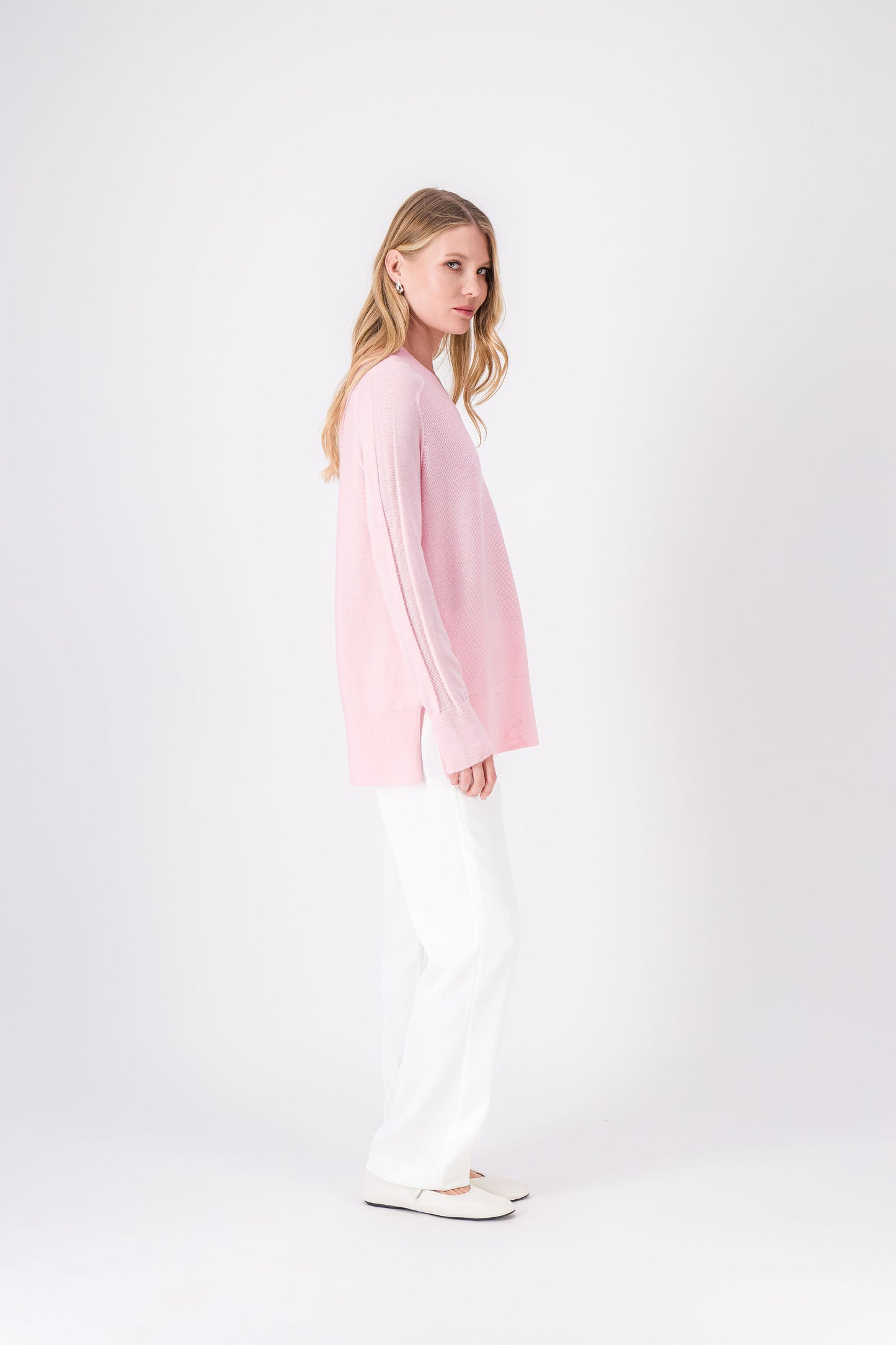 Pull rose pale avec col en v