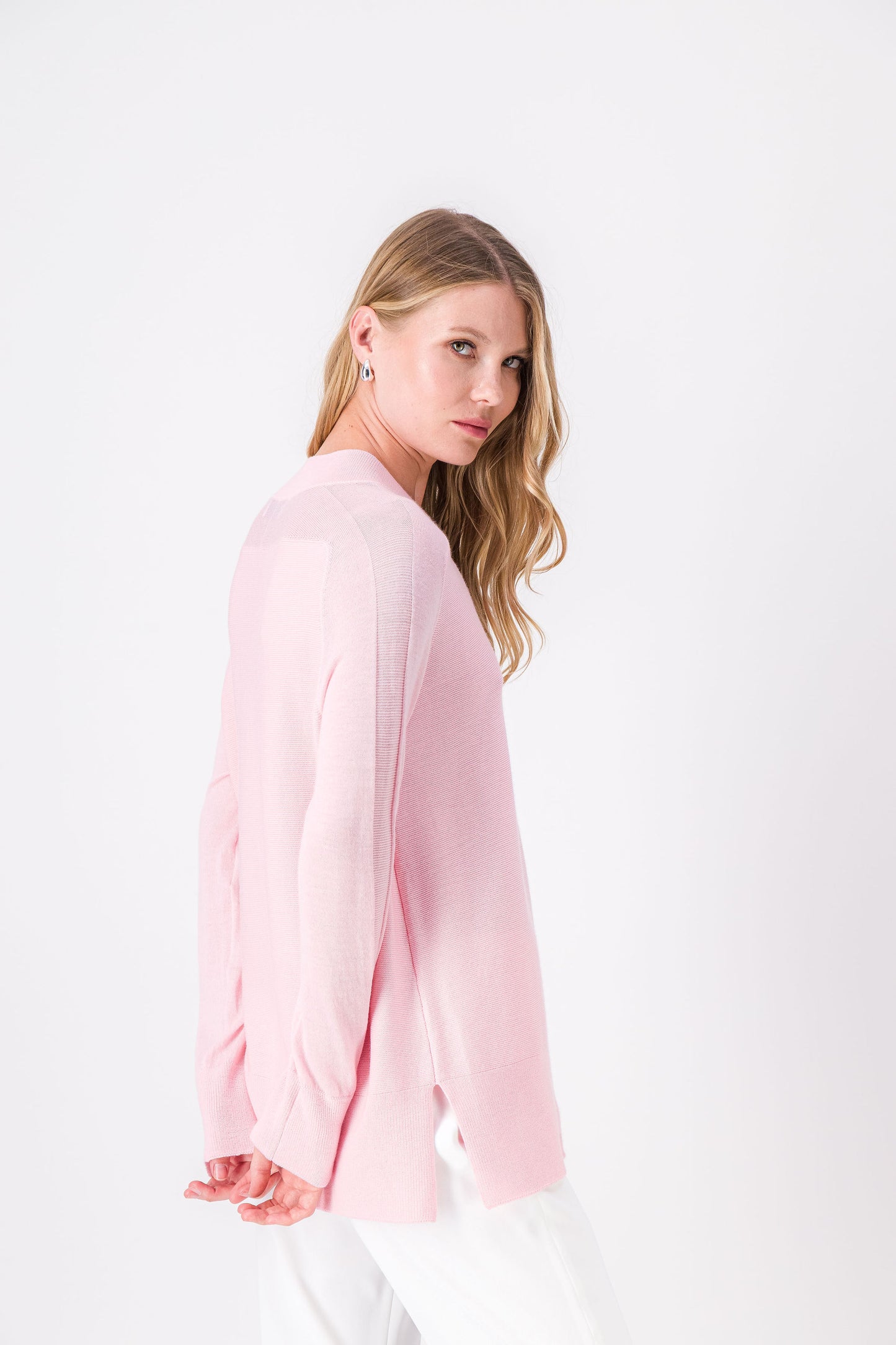 Pull rose pale avec col en v